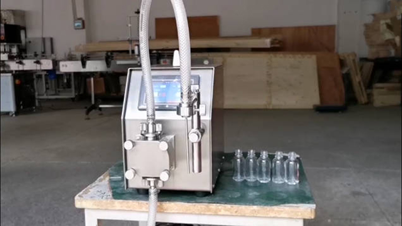 Llenadora Compacta de Líquidos con Bomba de Engranajes ELF-100